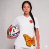 Camisa blanca_mujer_mariposa en cadera_naranja2 Camiseta de Colombia Mariposa - mujer